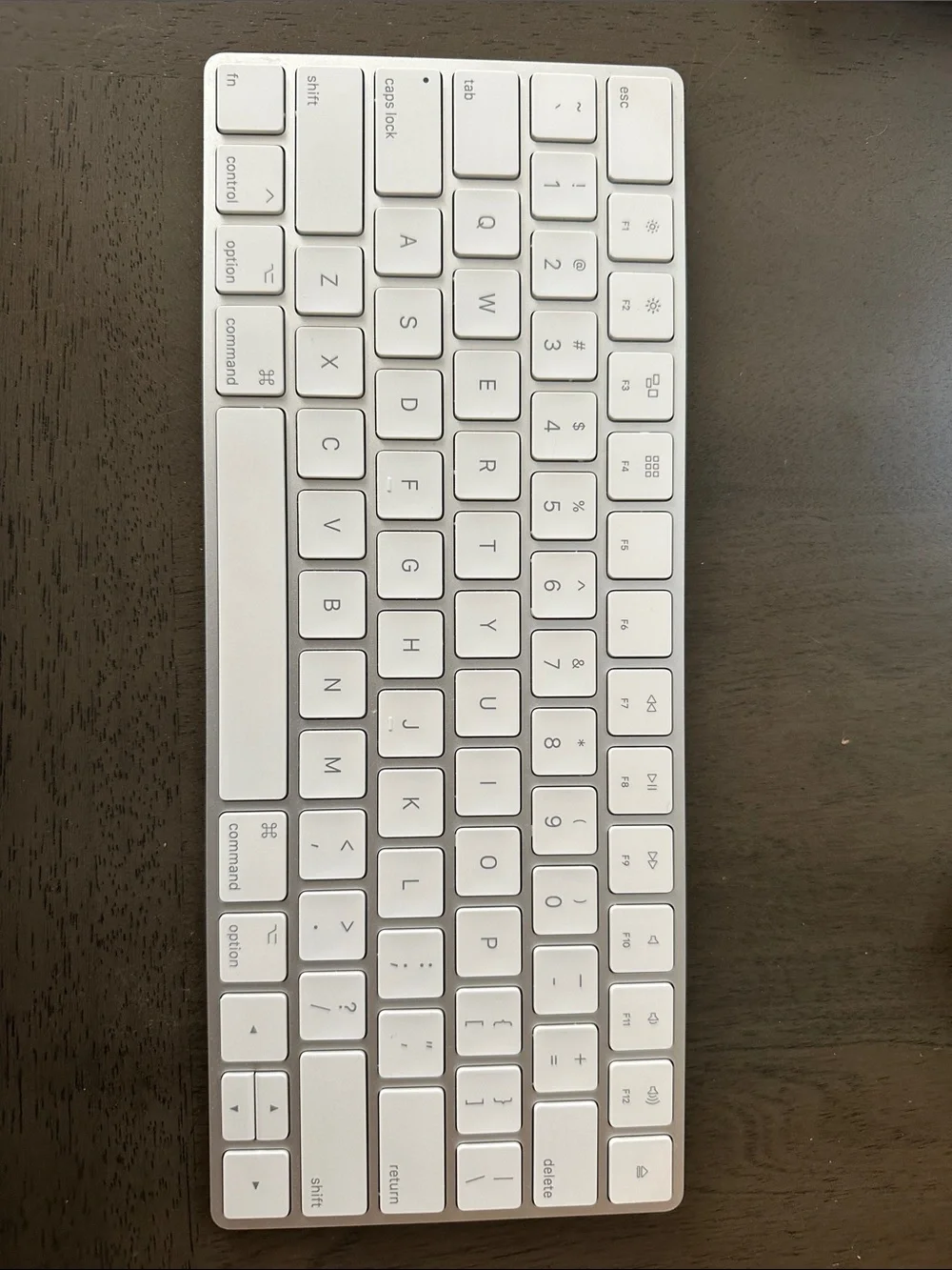 Apple Slim Wireless Keyboard in White and Silver